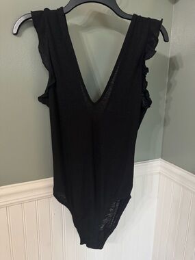 Out from Under Women's Black V-Neck Ruffle Sleeve Bodysuit Sheet Large